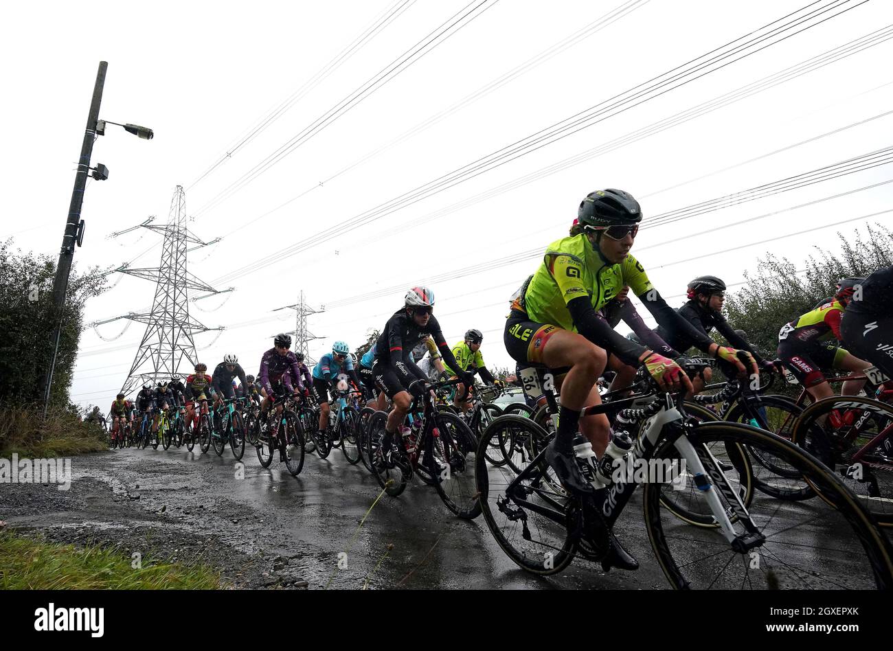 Die Fahrer kommen bei der zweiten Etappe der AJ Bell Women's Tour in Walsall, Großbritannien, an Barr Beacon vorbei. Bilddatum: Dienstag, 5. Oktober 2021. Stockfoto