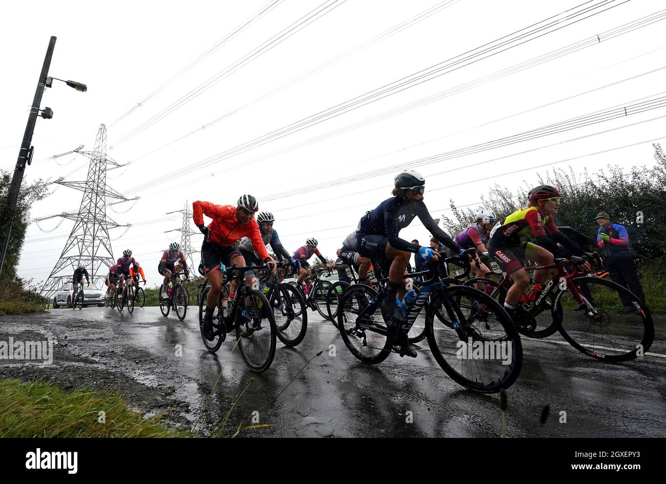 Die Fahrer kommen bei der zweiten Etappe der AJ Bell Women's Tour in Walsall, Großbritannien, an Barr Beacon vorbei. Bilddatum: Dienstag, 5. Oktober 2021. Stockfoto