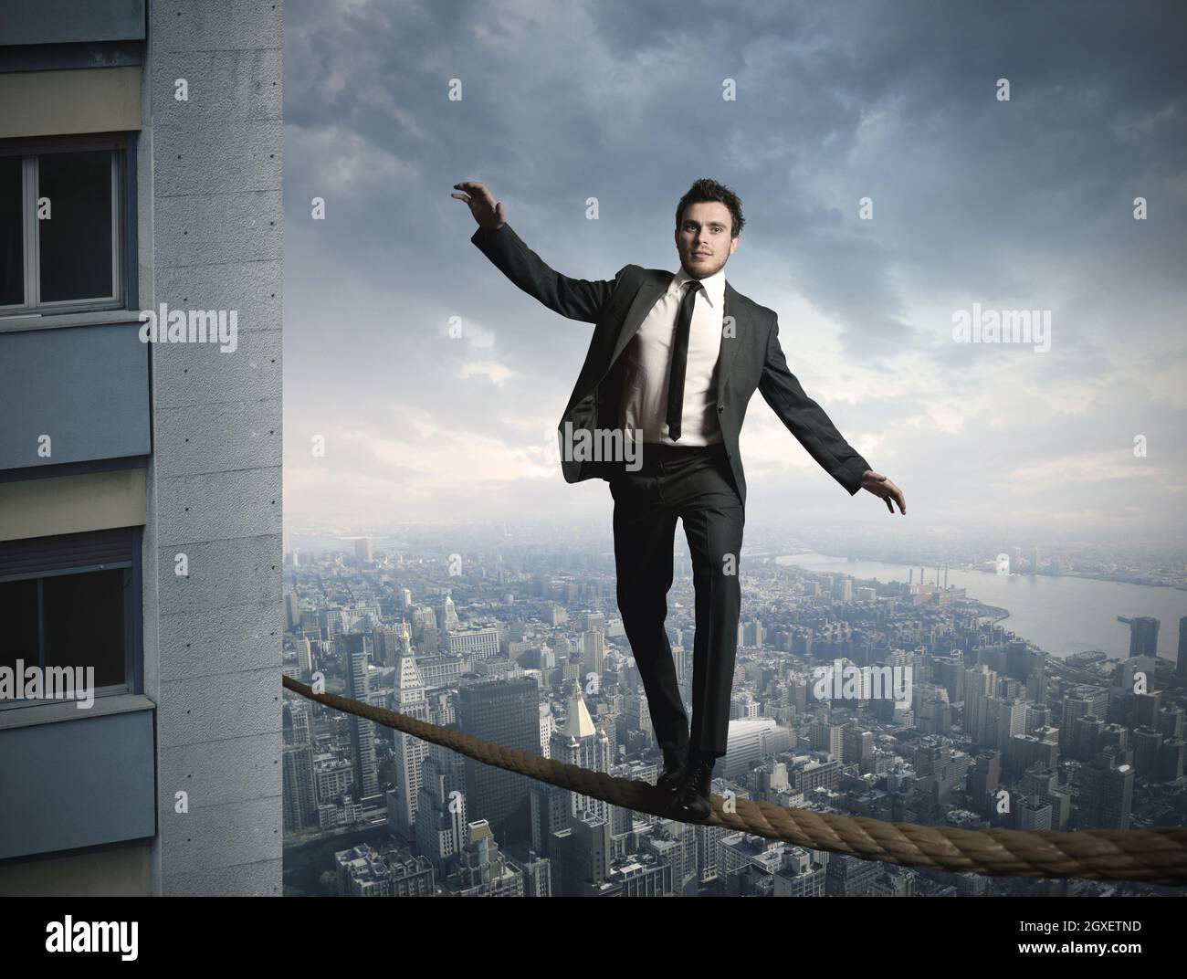 Equilibrist Businessma am Seil Stockfoto