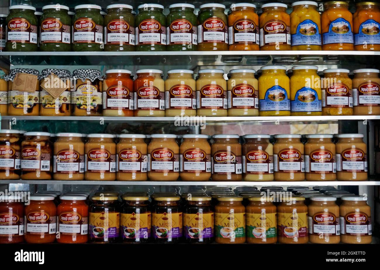 SAO JOAO DEL REI, MINAS GERAIS, BRASILIEN - 25. JANUAR 2020: Traditionelle Süßigkeiten auf dem städtischen Markt Stockfoto