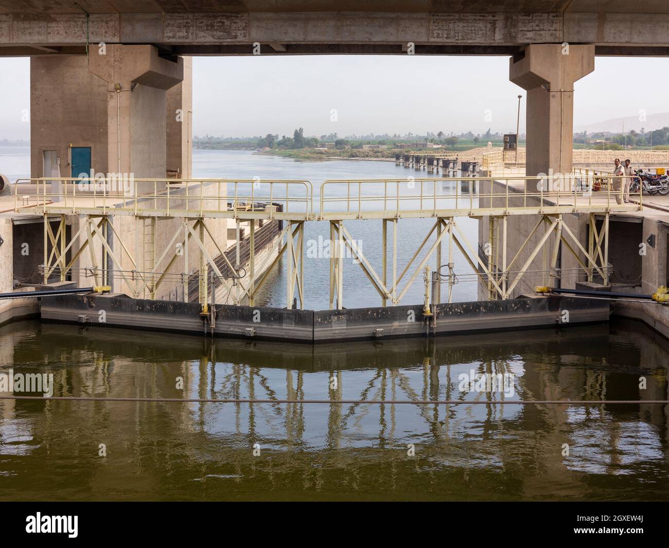 Nahaufnahme von geschlossenen Schleusentoren vor einer Betonbrücke auf dem Nil, Ägypten Stockfoto
