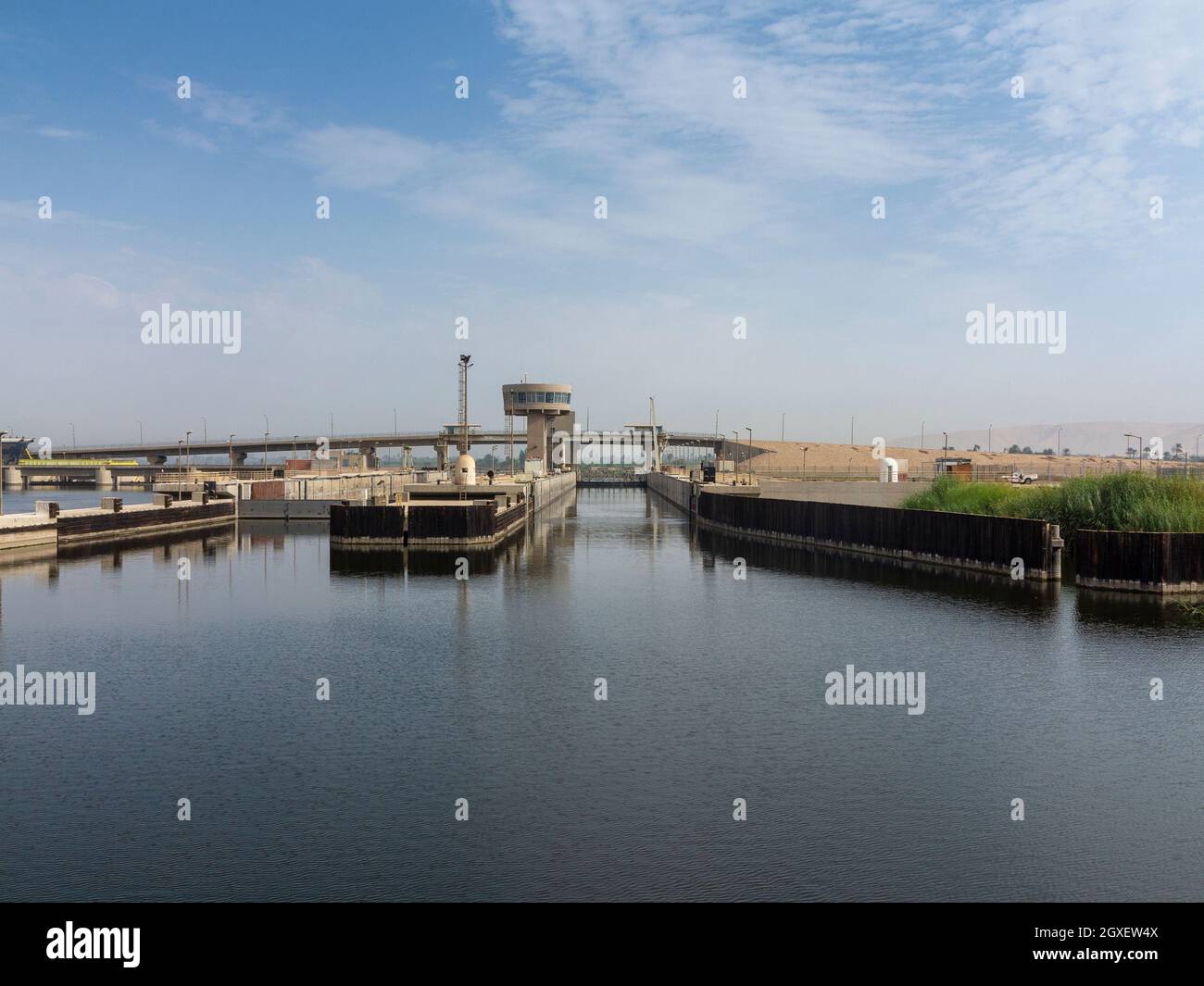 Fernansicht von zwei Schleusenbuchten mit Kontrollturm auf dem Nil, Ägypten Stockfoto