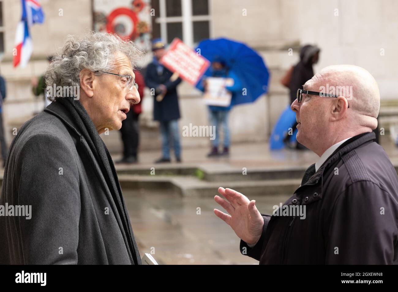 5. Oktober 2021, Manchester, Großbritannien. Piers Corbyn mit Anti-vax-Postern vor dem Midland Hotel am St. Peters Square in Manchester. Die konservative Pary Conference 2021 findet vom 3. Bis 6. Oktober im angrenzenden Manchester Central Convention Center statt. Picture garyroberts/worldwidefeatures.com Quelle: GARY ROBERTS/Alamy Live News Stockfoto