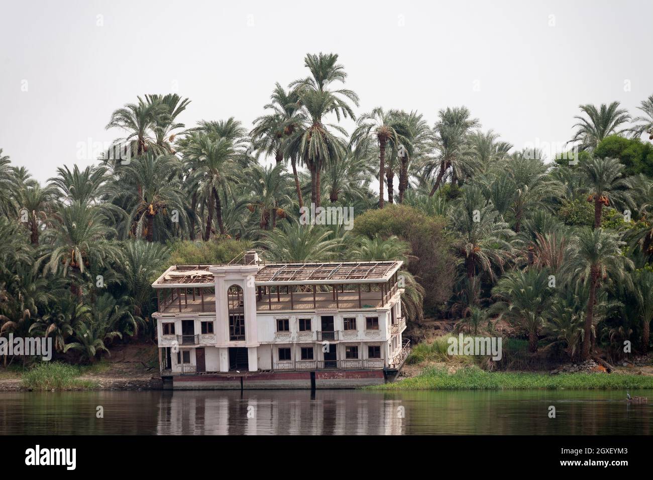 Redundant verlassene Nil Cruse Schiff am Ufer des Nils, Ägypten, aus dem Fluss genommen. Stockfoto