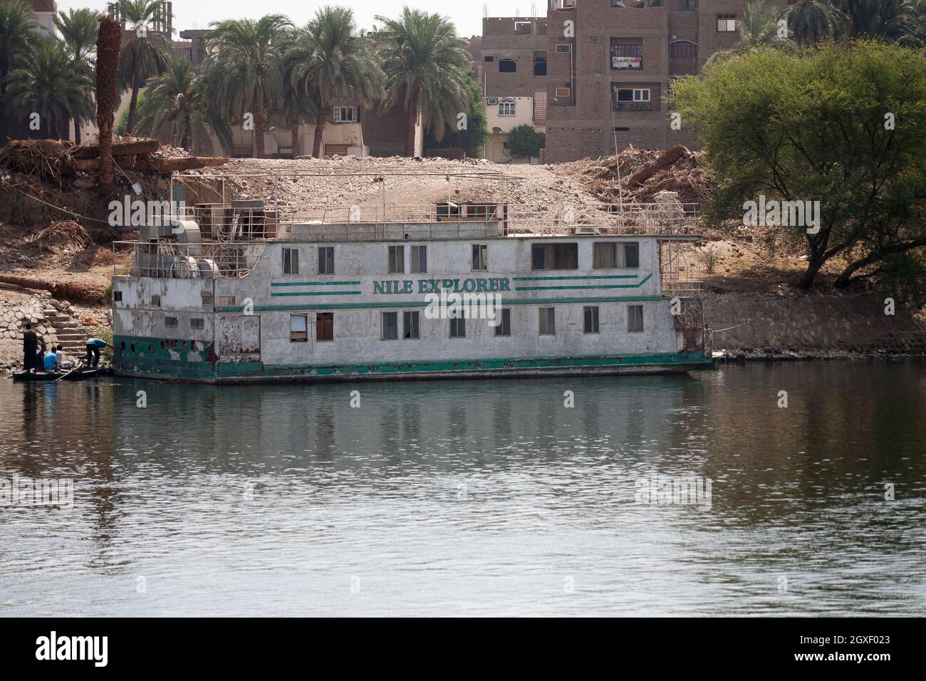 Redundant verlassene Nil Cruse Schiff am Ufer des Nils, Ägypten, aus dem Fluss genommen. Stockfoto