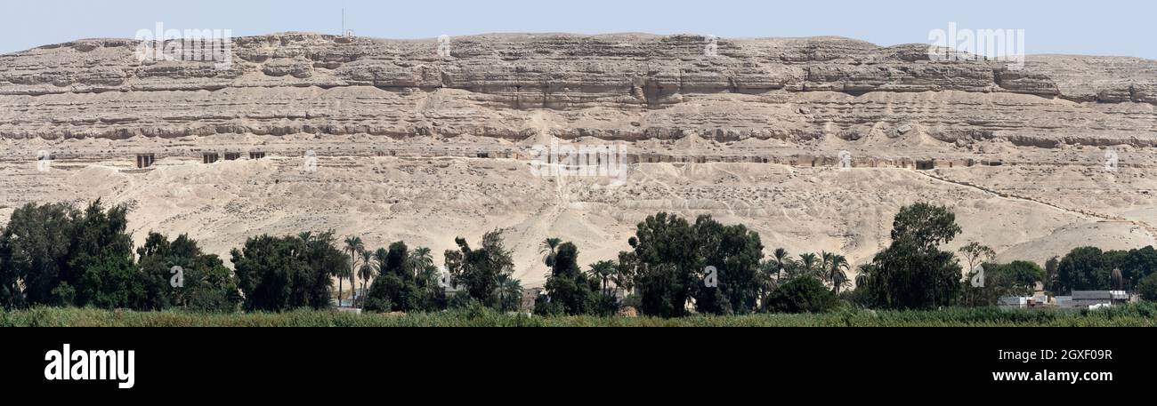 Panorama der Felsengräber von Beni Hassan zwischen Minya und Mallawi, Mittelägypten Stockfoto