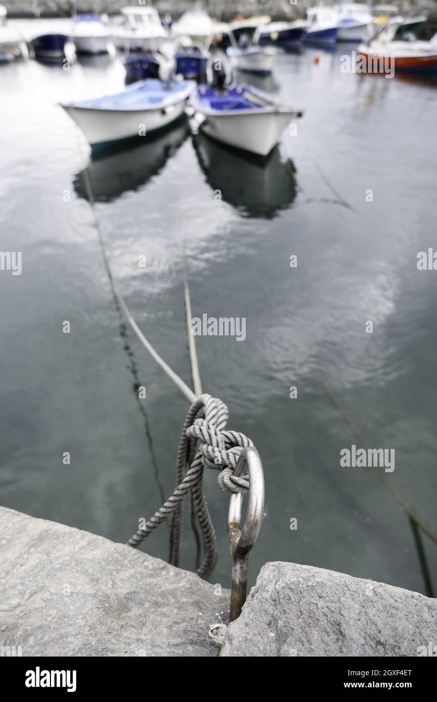 Detail der Boote, die an einem Pier in der Stadt geparkt sind Stockfoto