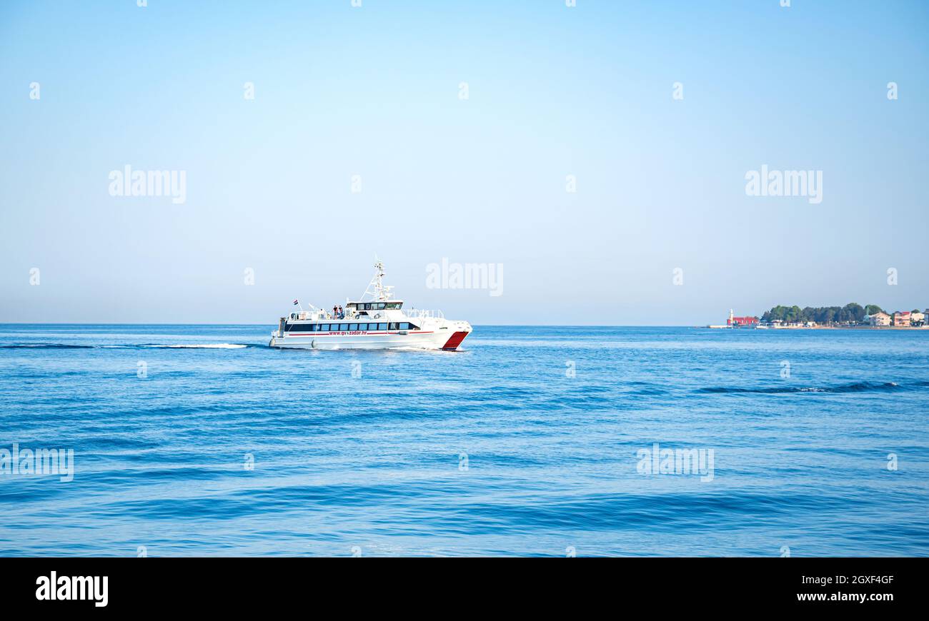 Das Schiff fährt in den Hafen von Zadar, Kroatien. Stockfoto