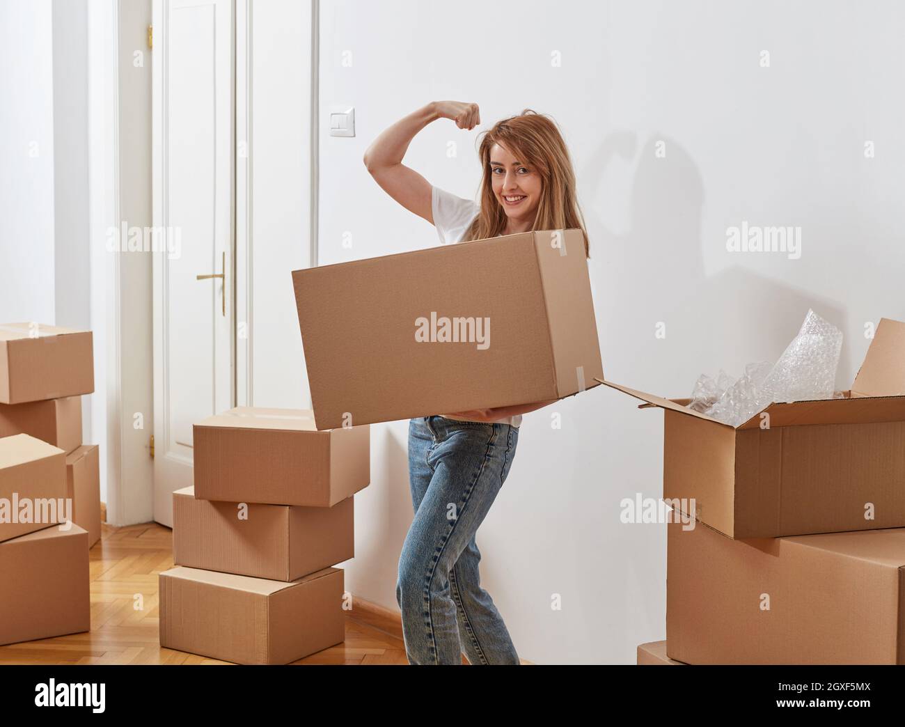 Junge Frau mit Kartons Stockfoto