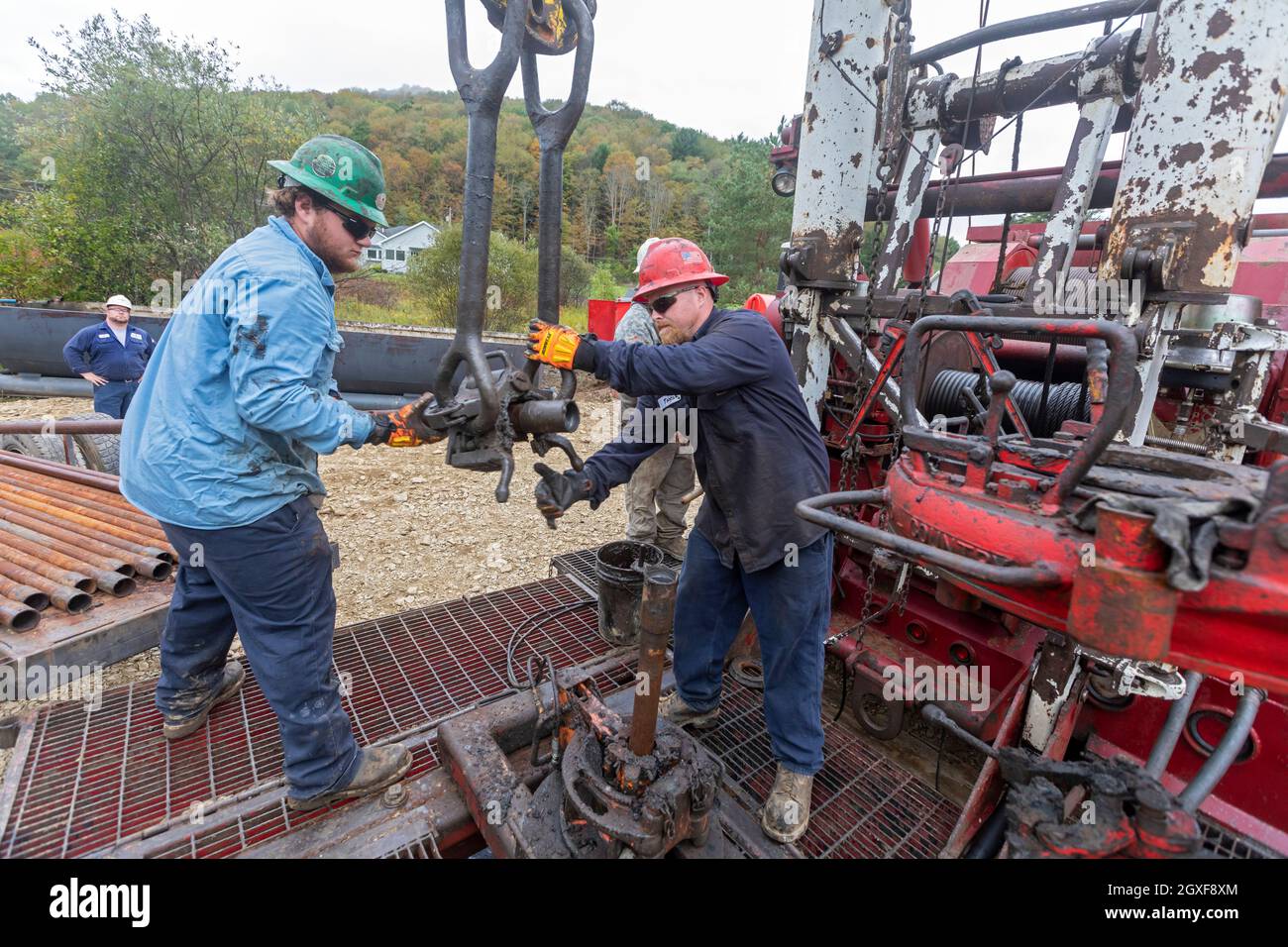 Bradford, Pennsylvania – Arbeiter der gemeinnützigen Well Done Foundation stopfen ein verlassene Ölbrunnen, das Methan auslief. Das Bohrloch wurde in t gebohrt Stockfoto