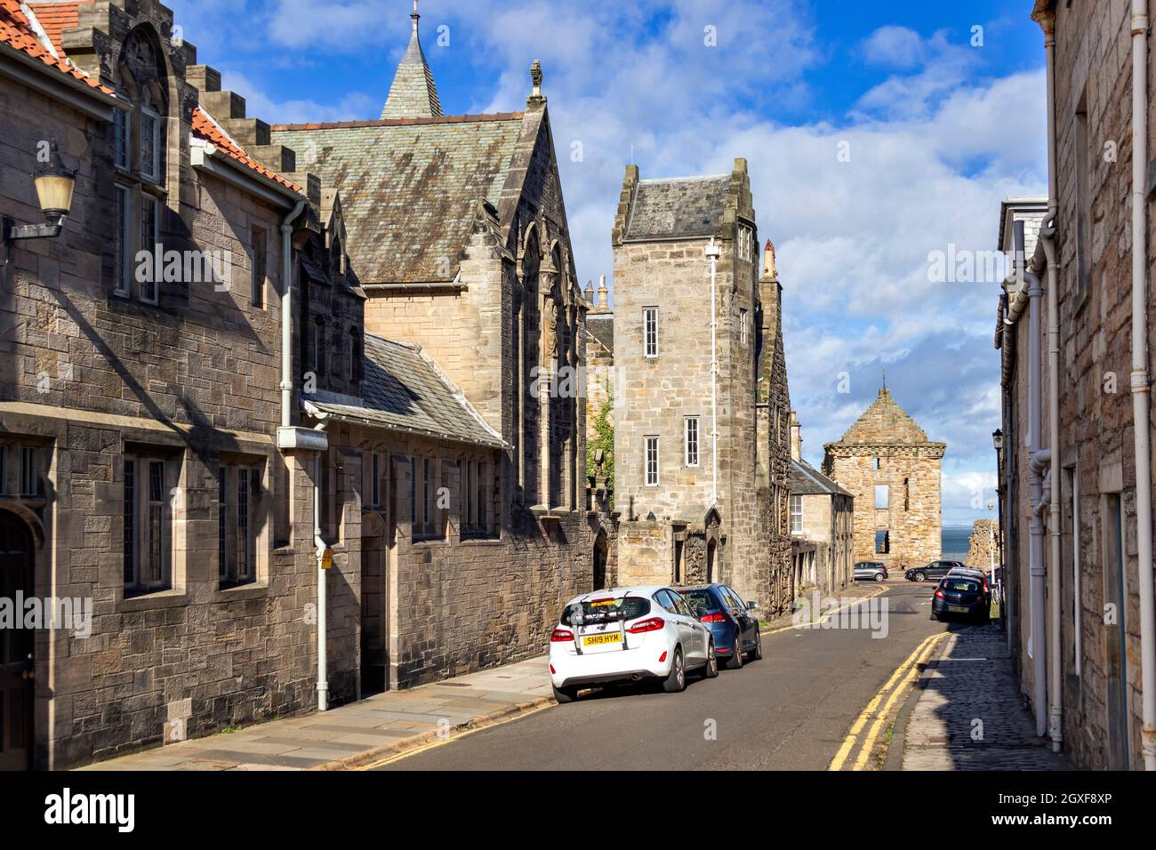 ST ANDREWS FIFE SCOTLAND BLICK AUF DIE NORTH CASTLE STREET, VORBEI AN DER SAINTS CHURCH UND ZUM SCHLOSS Stockfoto