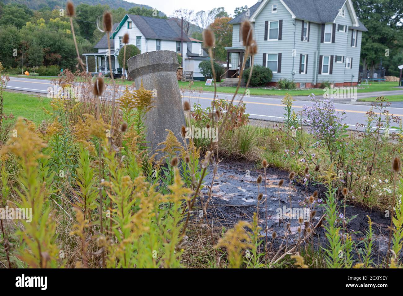 Bradford, Pennsylvania – ein verlassener Ölbrunnen, mehr als 100 Jahre alt und gegenüber von Häusern, der Öl und Methan ausläuft. Der Brunnen ist Stockfoto