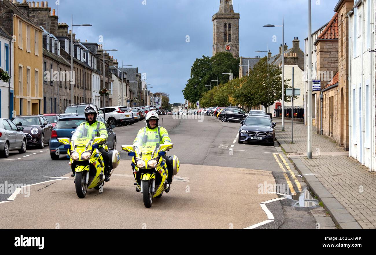 POLIZEI VON ST ANDREWS FIFE SCHOTTLAND AUF MOTORRÄDERN IN DER NORTH STREET Stockfoto