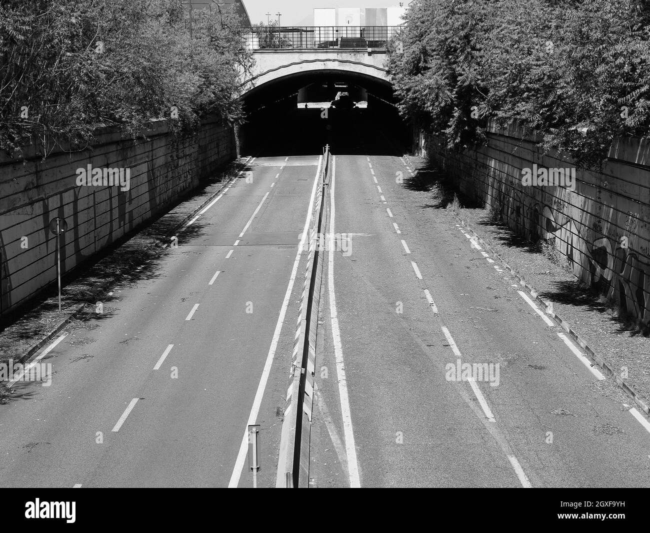 Sottopasso Lingotto (Übersetzung: Lingotto U-Bahn) in Turin in schwarz und weiß Stockfoto