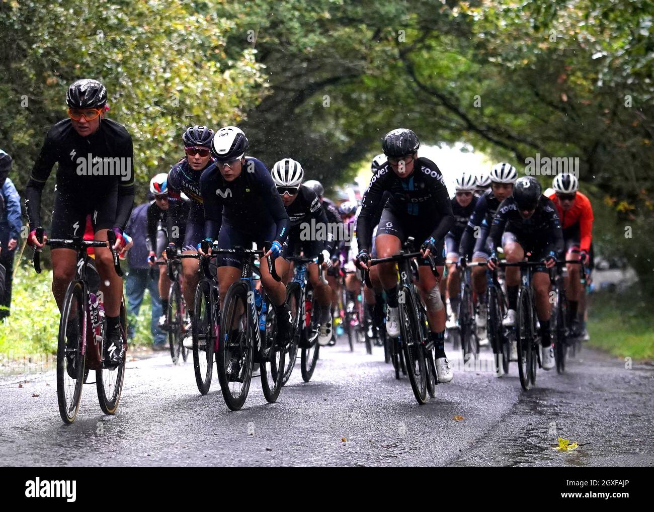Ein allgemeiner Blick auf das Hauptfeld während der zweiten Etappe der AJ Bell Women's Tour in Walsall, Großbritannien. Bilddatum: Dienstag, 5. Oktober 2021. Stockfoto