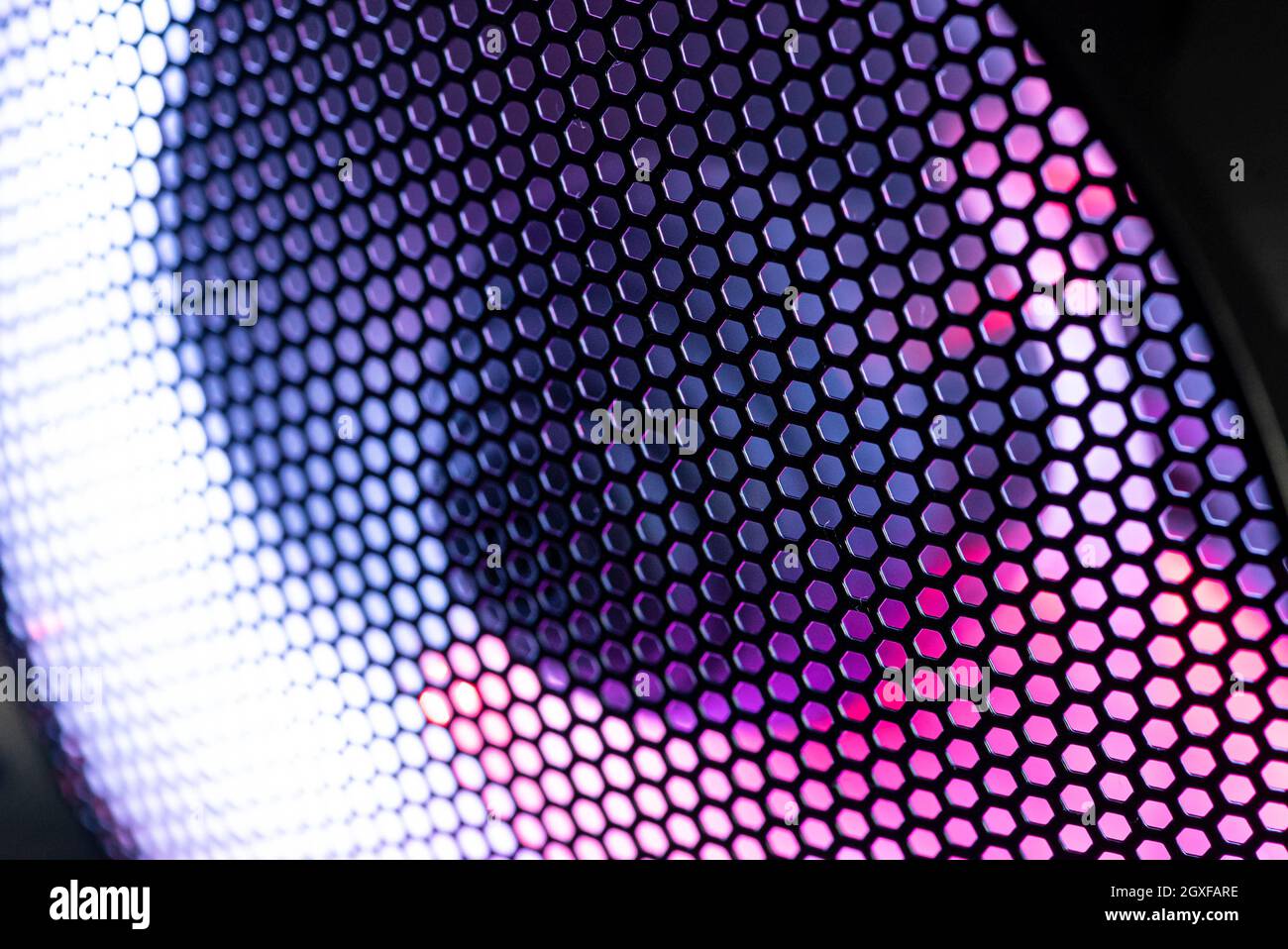 Detail des Gehäuses eines Gaming-pcs mit Lüfter Beleuchtet durch rgb-LED und Schutznetz Stockfoto
