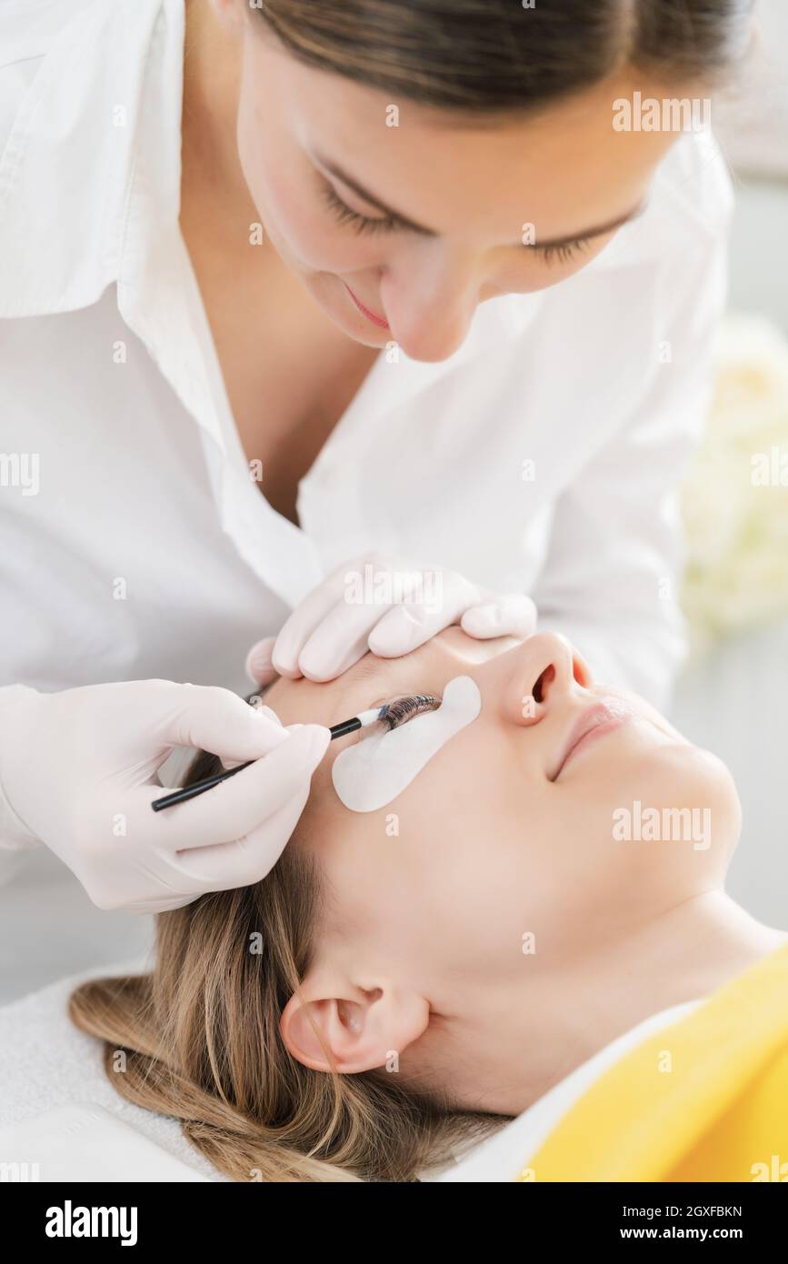 Frau, die ihre Wimpern im Salon verdickt und verlängert hat Stockfoto