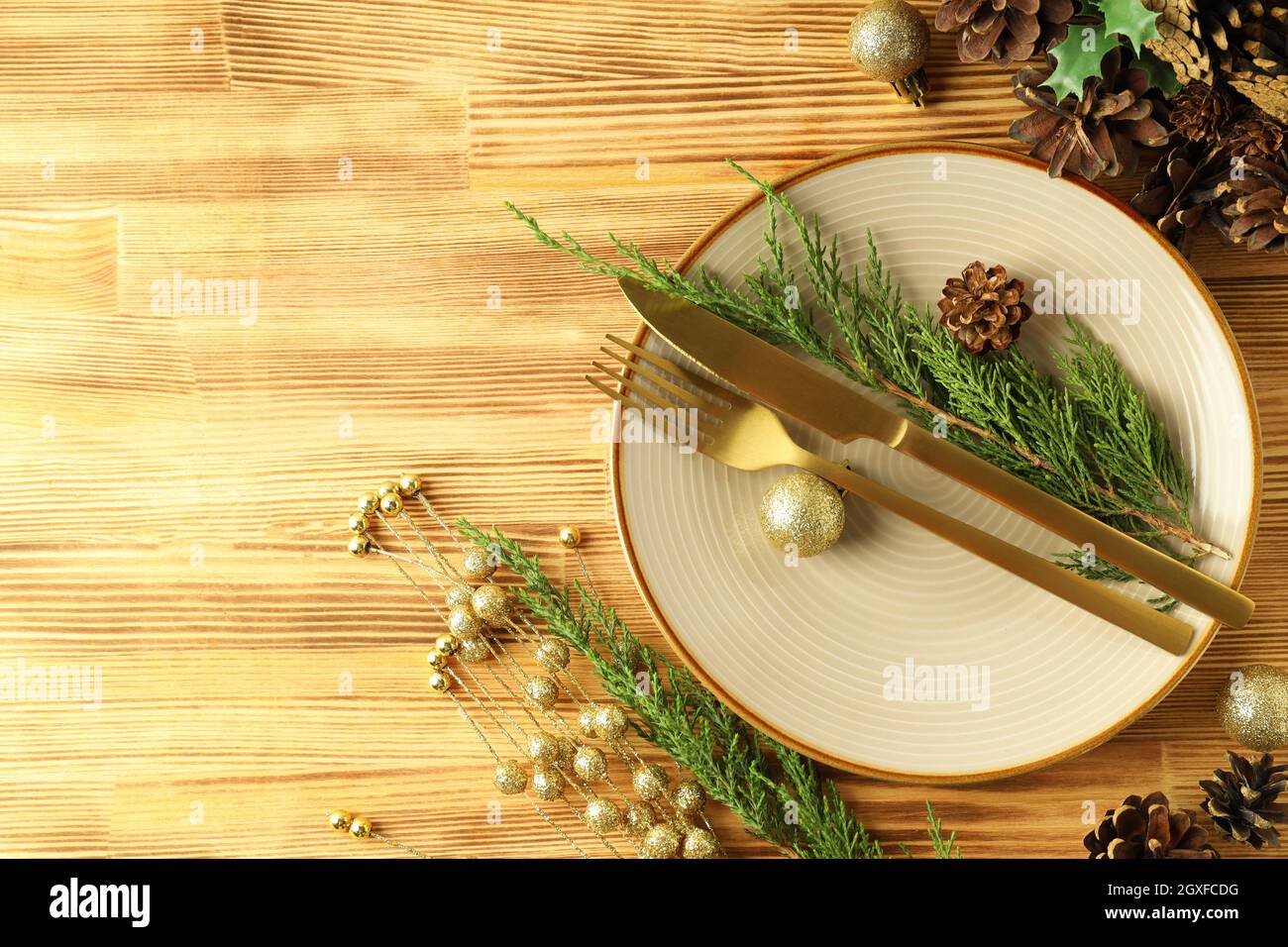 Neujahrstisch auf Holzfassade. ​table Stockfoto