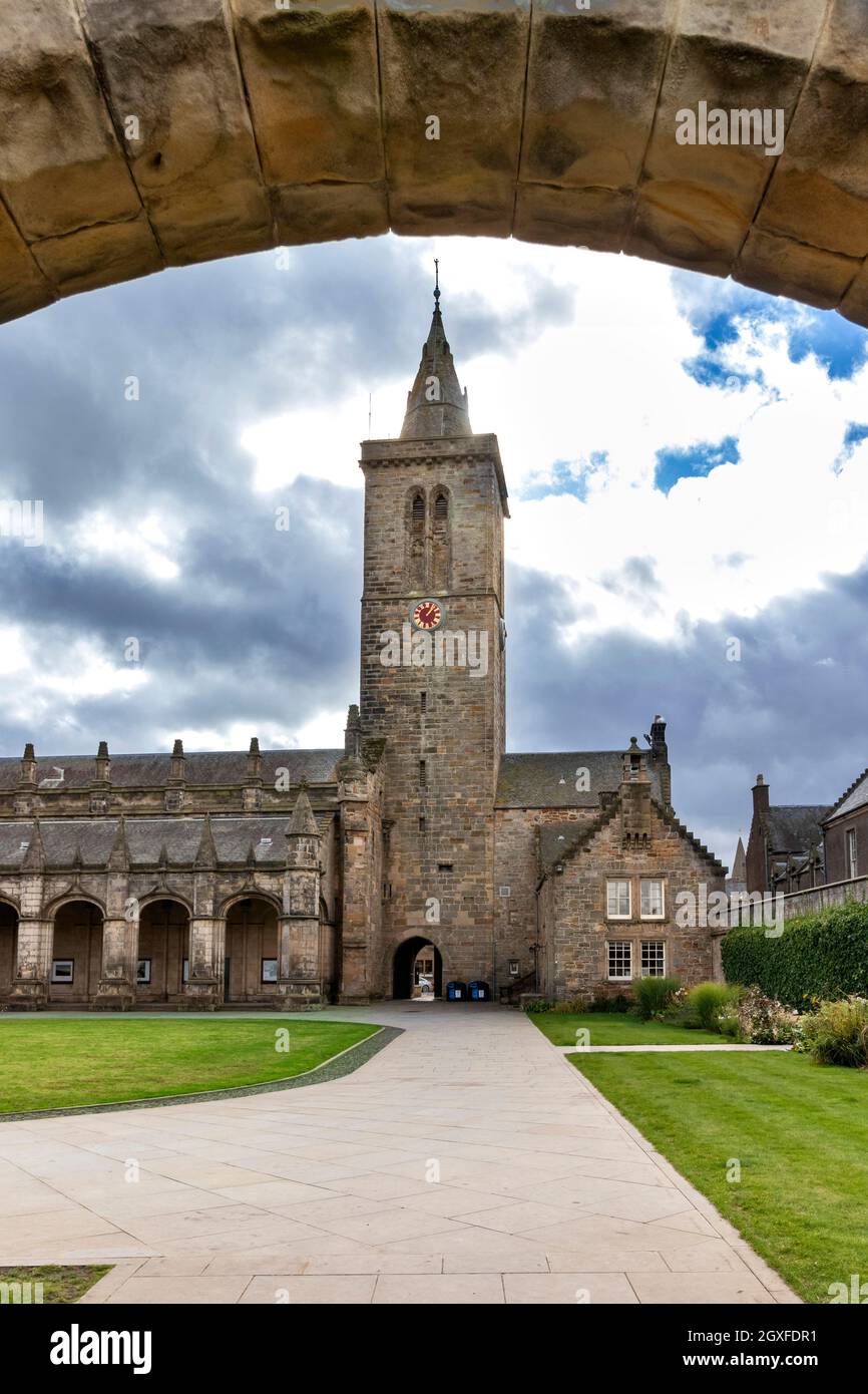 ST ANDREWS UNIVERSITY FIFE SCOTLAND ST SALVATOR'S KAPELLE DURCH EINEN TORBOGEN GESEHEN Stockfoto