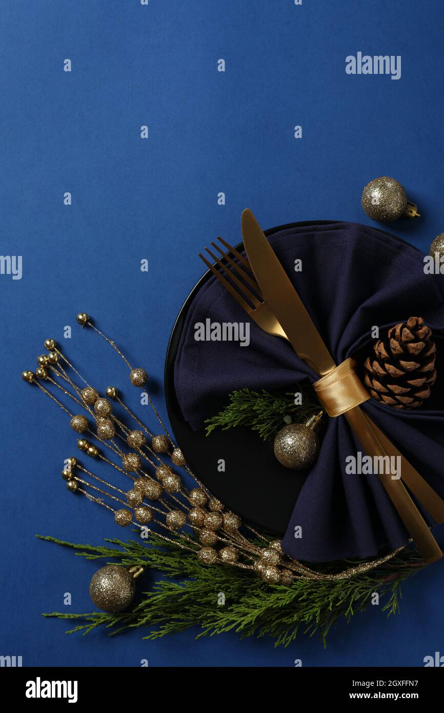 Einstellung der Neujahrstabelle auf blauem Hintergrund. Stockfoto