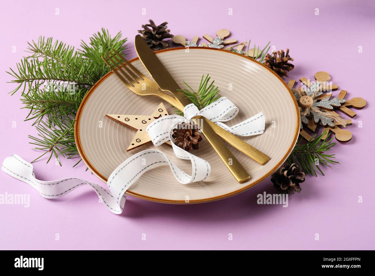Silvester-Tabelle Einstellung auf violette ​background. Stockfoto