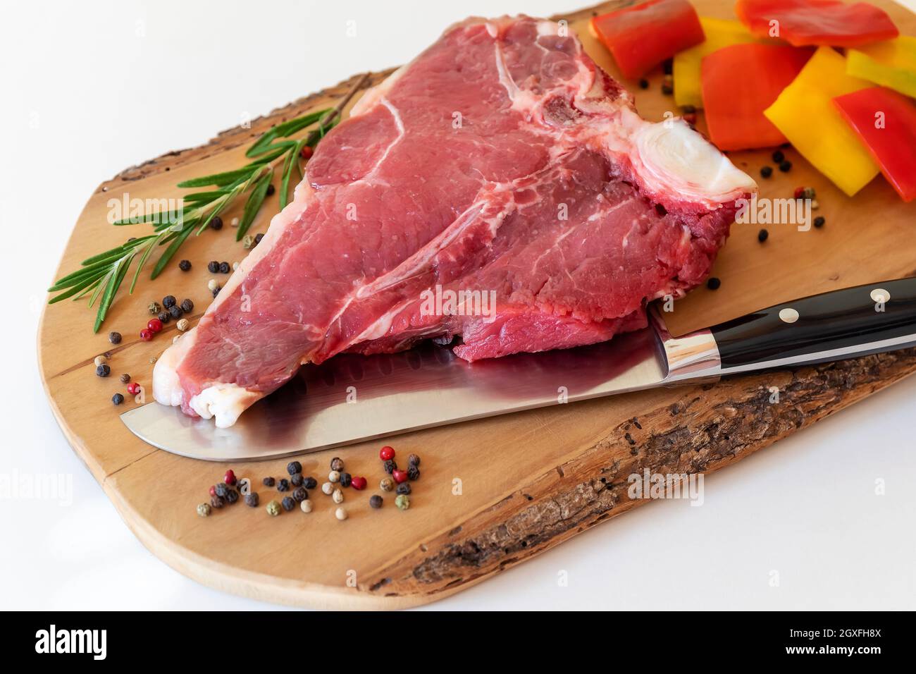 Florentiner Steak, Zubereitung von rohem Fleisch, Filet und Lendenbraten, mit Gewürzen und Paprika, zum Grill. Stockfoto
