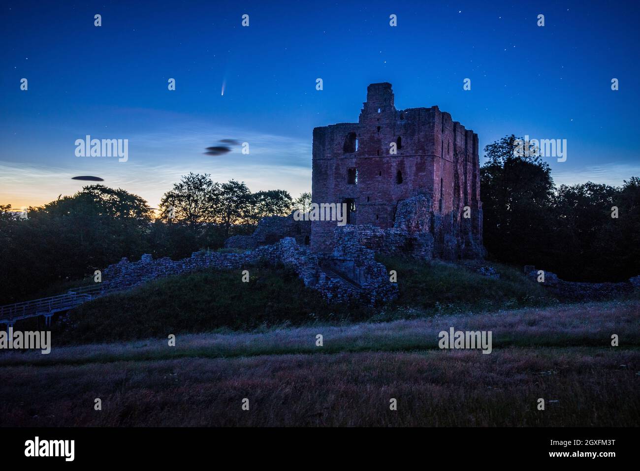 Norham Castle in den frühen Morgenstunden des 2020. Juli mit Komet Neowise Stockfoto