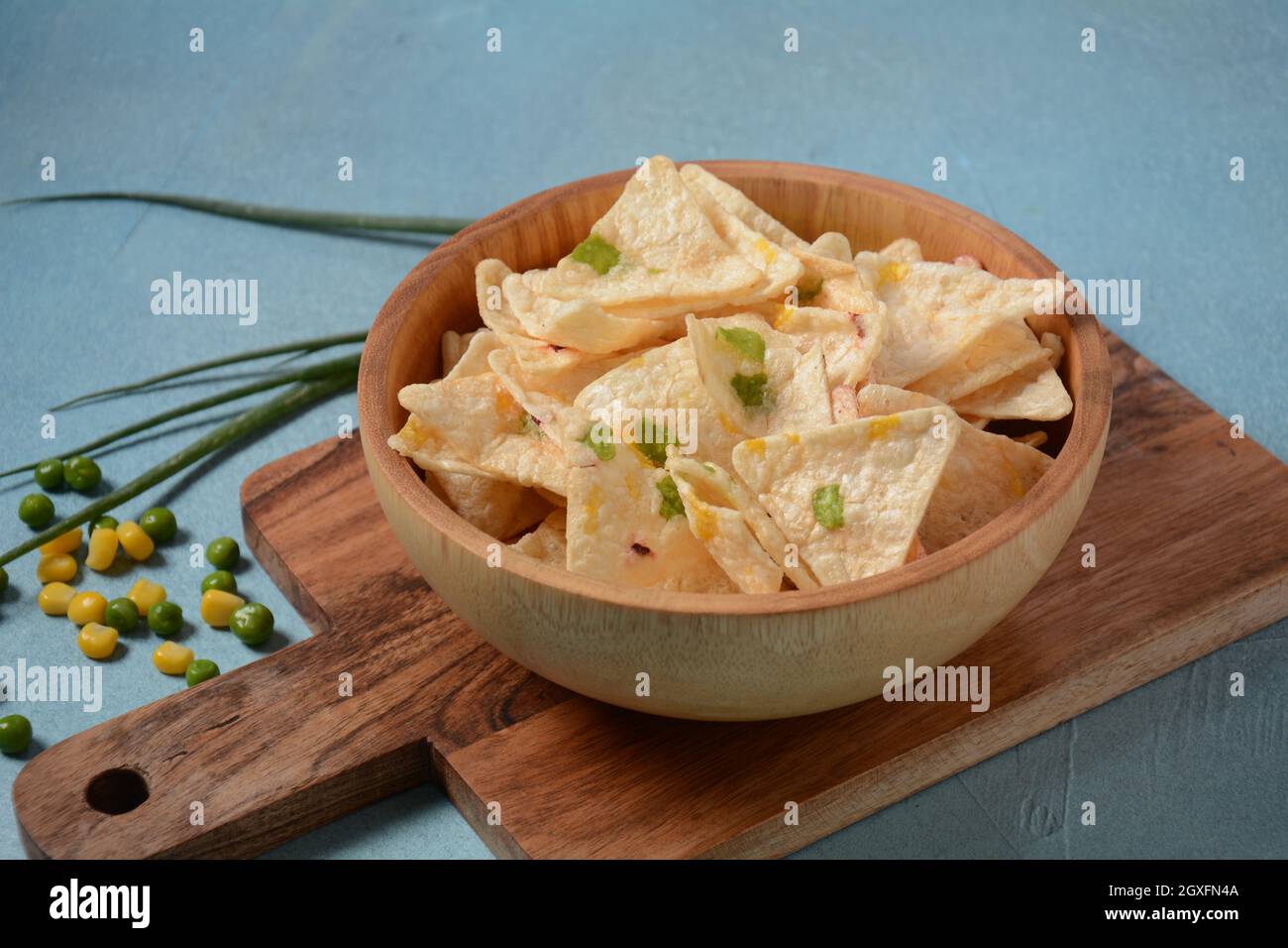 Сhips hergestellt aus Reis und Bohnen mit verschiedenen Geschmacksrichtungen. Gesunde glutenfreie Reischips in einer Schüssel Stockfoto