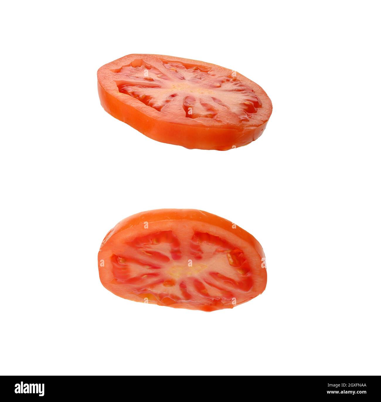 Eine Scheibe reifer roter Tomaten auf weißem Hintergrund isoliert, Nahaufnahme Stockfoto