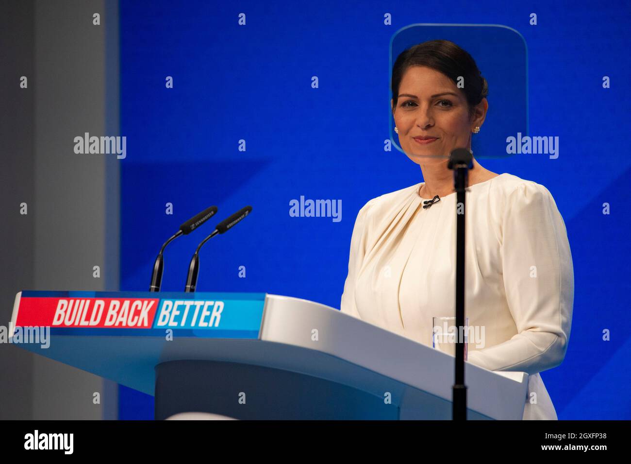 Manchester, England, Großbritannien. Oktober 2021. IM BILD: Die britische Innenministerin RT Priti Patel hält ihre Rede vor der Konferenz. Szenen während der Konferenz der Konservativen Partei #CPC21. Quelle: Colin Fisher/Alamy Live News Stockfoto