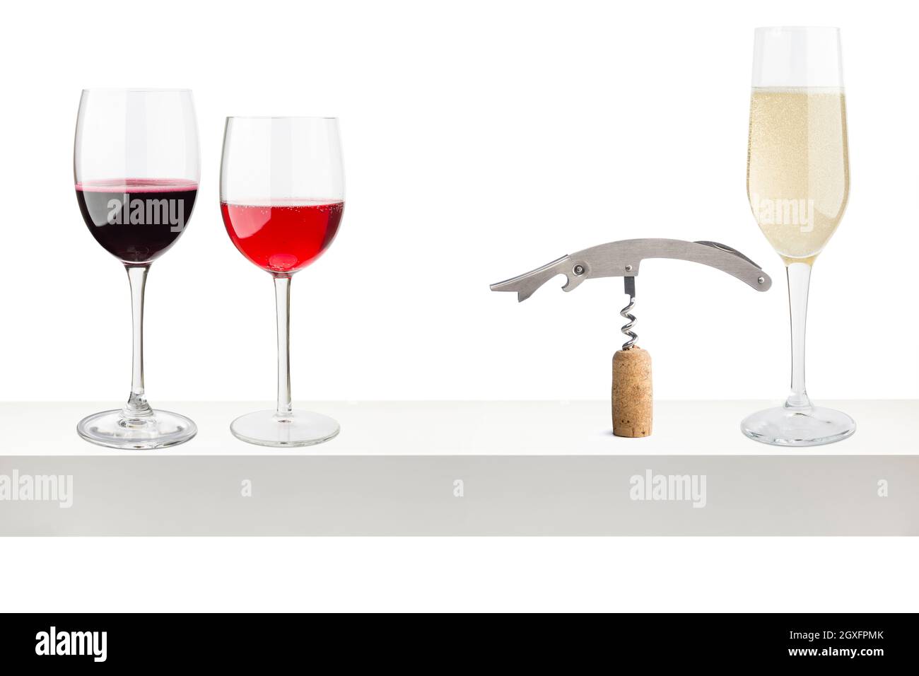Gläser mit verschiedenen Weinen auf weißem Regal. Stockfoto