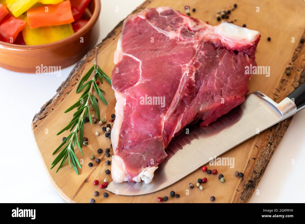 Florentiner Steak, Zubereitung von rohem Fleisch, Filet und Lendenbraten, mit Gewürzen und Paprika, zum Grill. Stockfoto