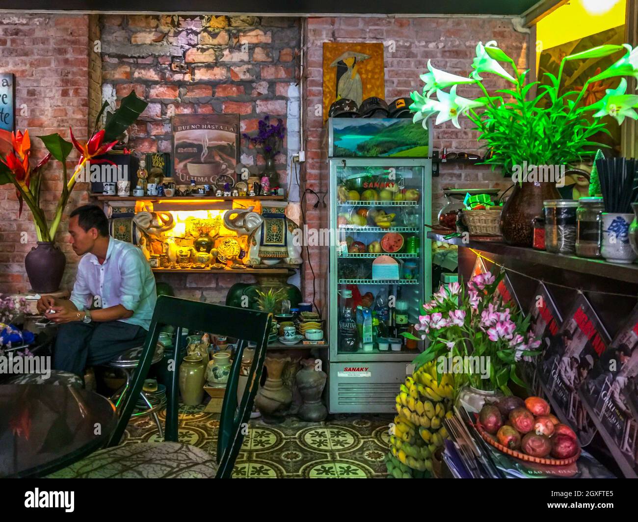 Old Quarter Coffee Shop, Hanoi, Vietnam, 3/21/17, Blick auf den Coffee Shop von der Vorderseite des Ladens Stockfoto