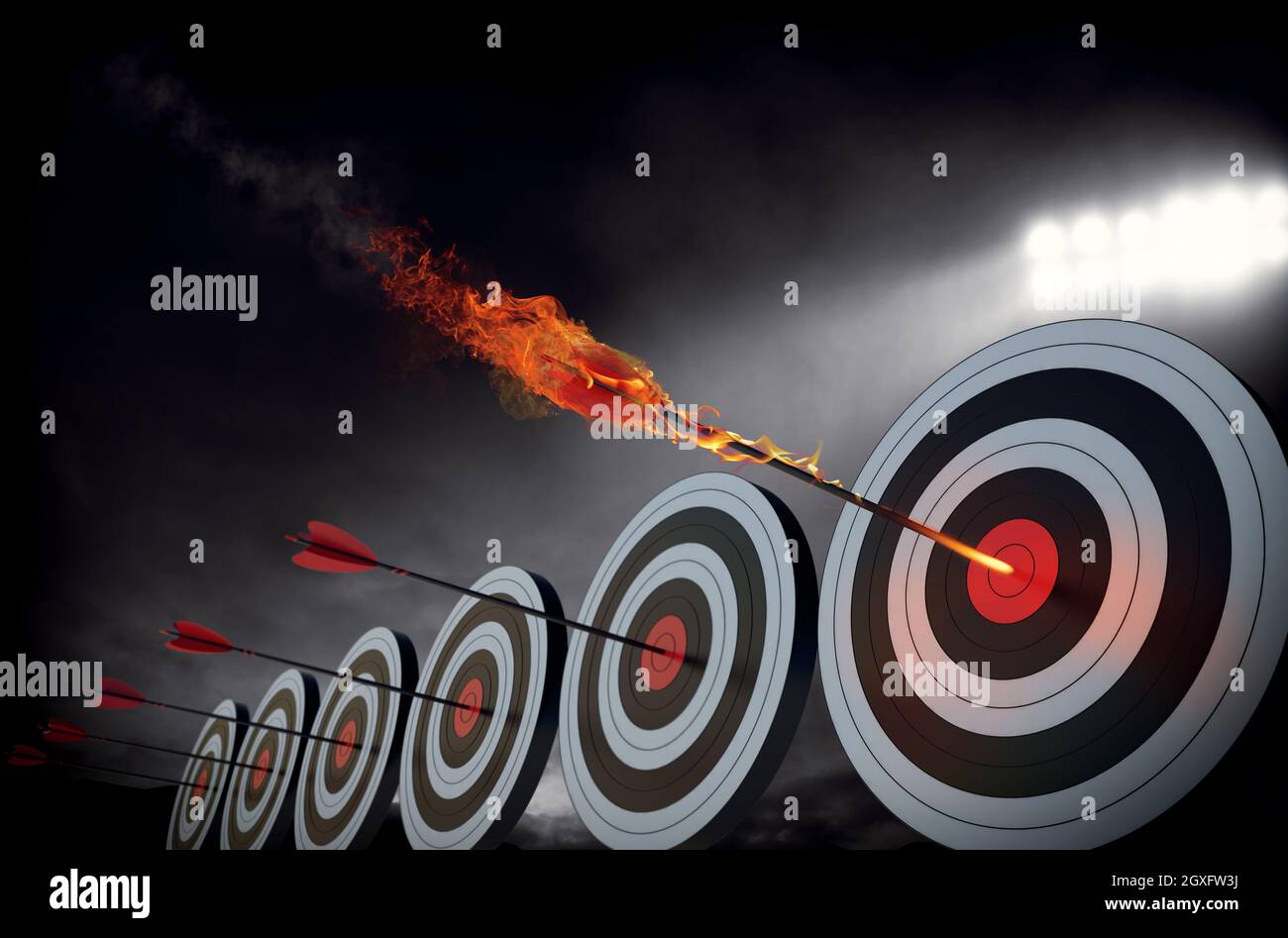 Flammender Pfeil trifft auf die Mitte des Ziels Stockfoto