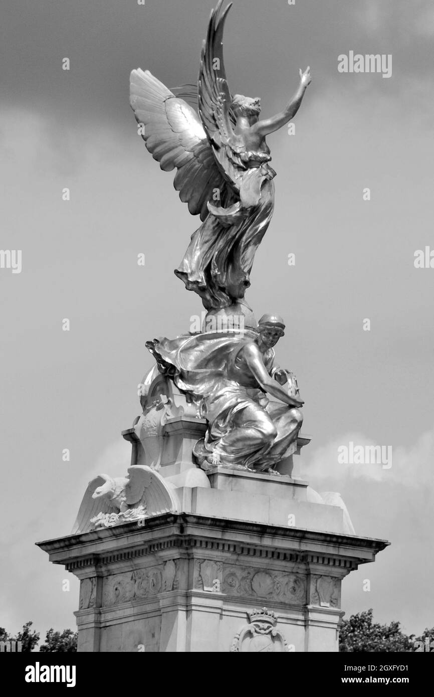 Die Statue des geflügelten Sieges auf dem Victoria Memorial vor dem Buckingham Palace, London, Großbritannien Stockfoto