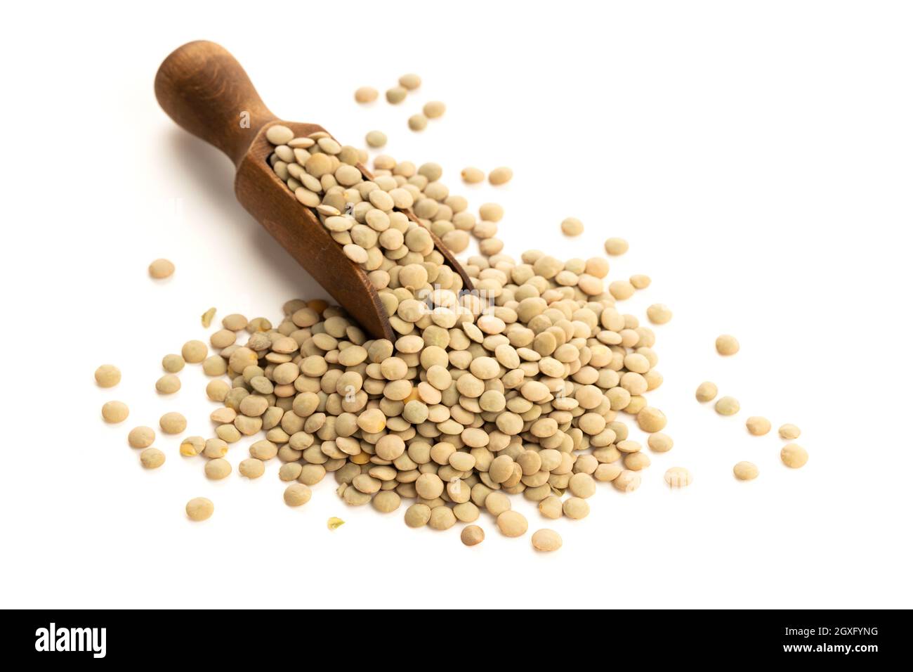 Linsen auf Holzlöffel isoliert auf weißem Hintergrund. Linsenculinaris Stockfoto