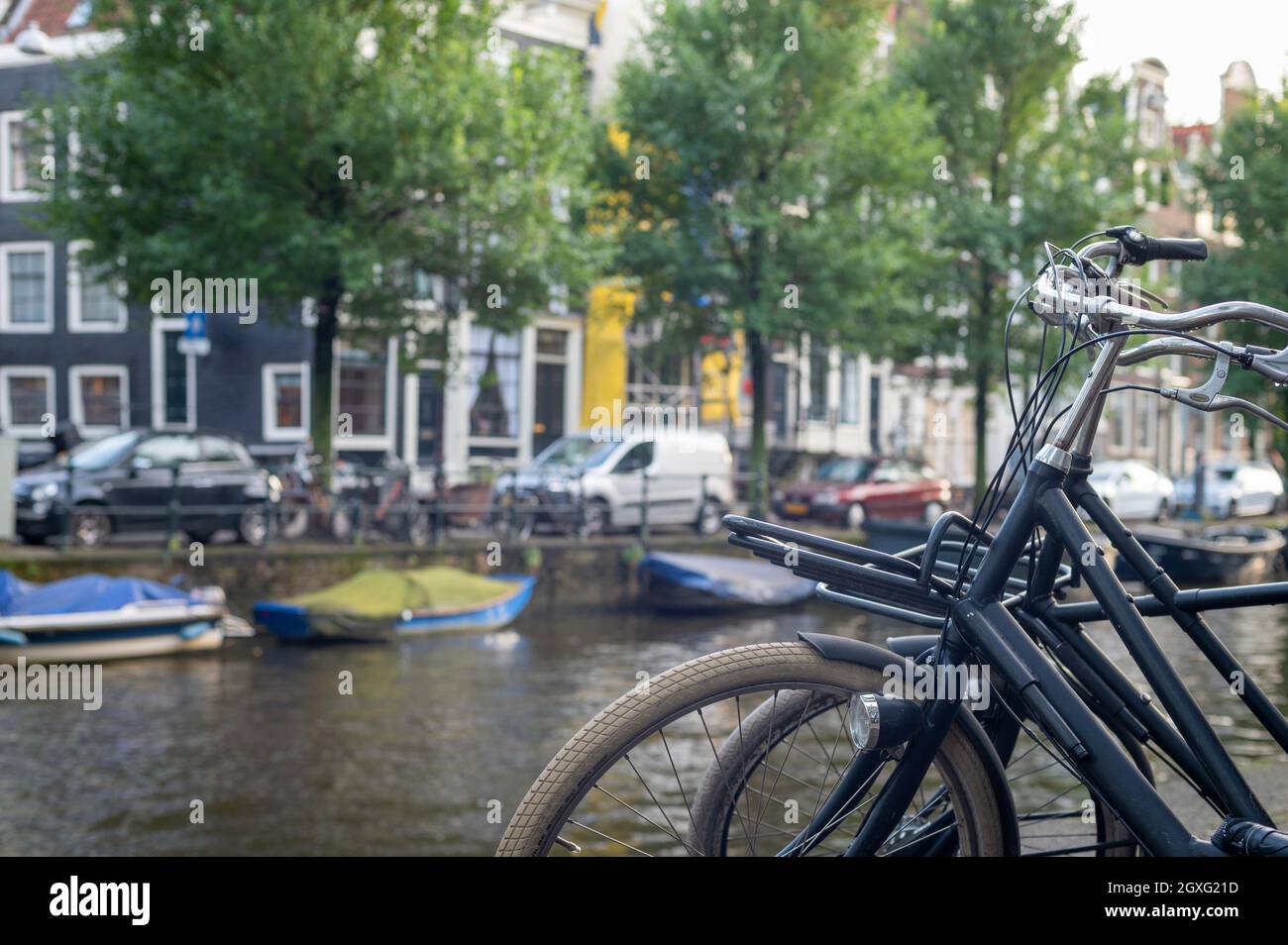 Fahrräder aus der Nähe auf einem Kanal in Amsterdam, Holland Stockfoto