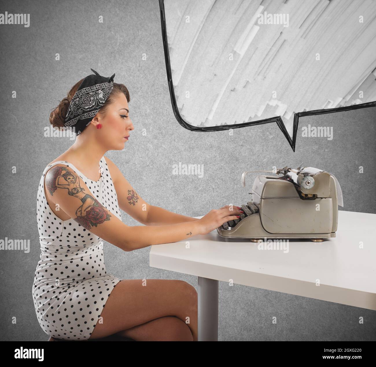 Hübsches Pin-up-Mädchen schreibt mit einer Schreibmaschine Stockfoto