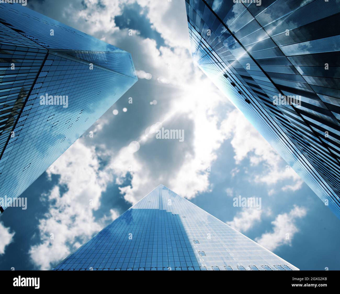 Wolkenkratzer einer Stadt hoch oben am klaren Himmel Stockfoto