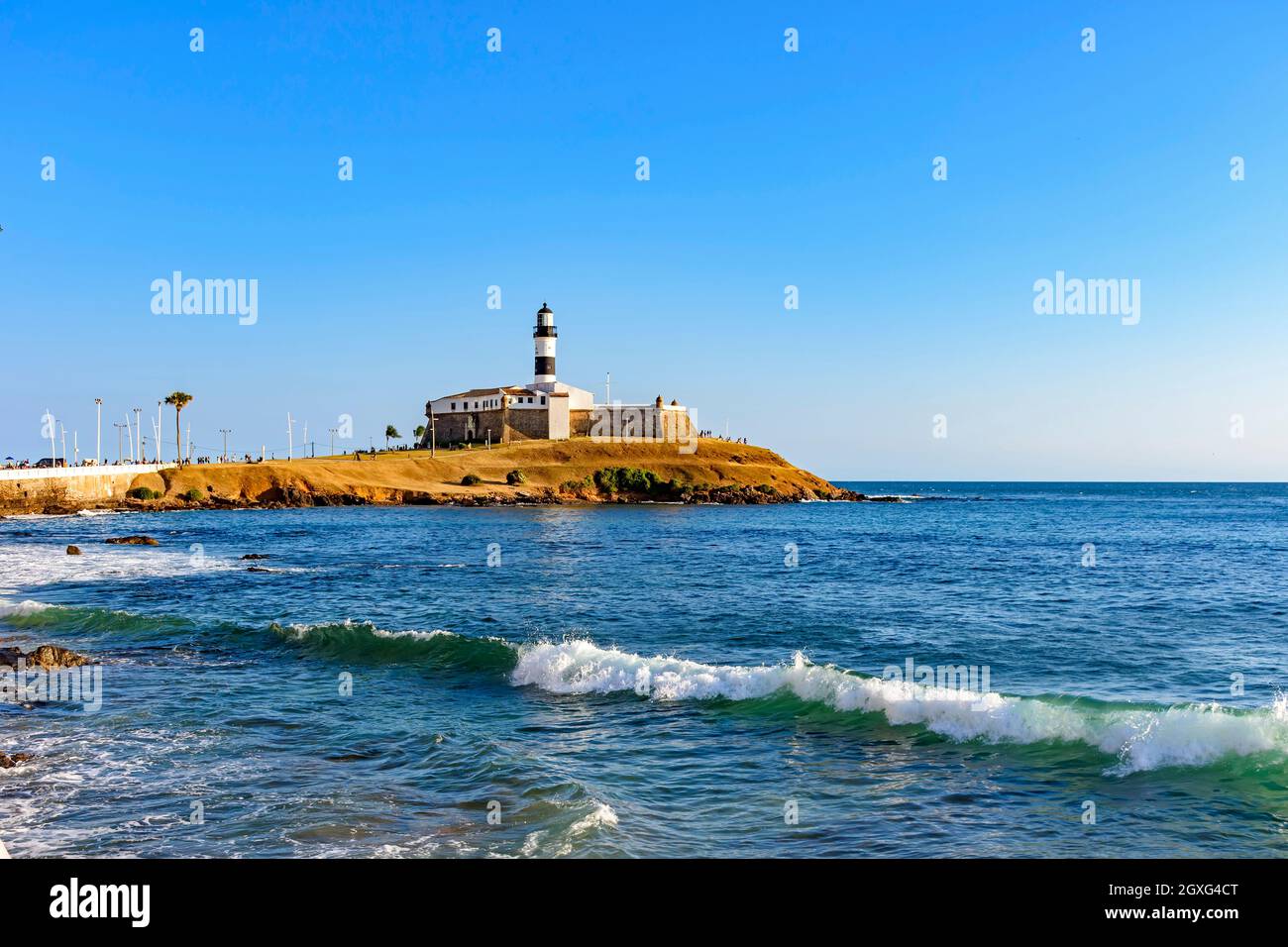 Barra Leuchtturm (Farol da Barra) eines der wichtigsten historischen Gebäude und touristischen Ort in der Stadt Salvador in Bahia umgeben vom Meer während Stockfoto