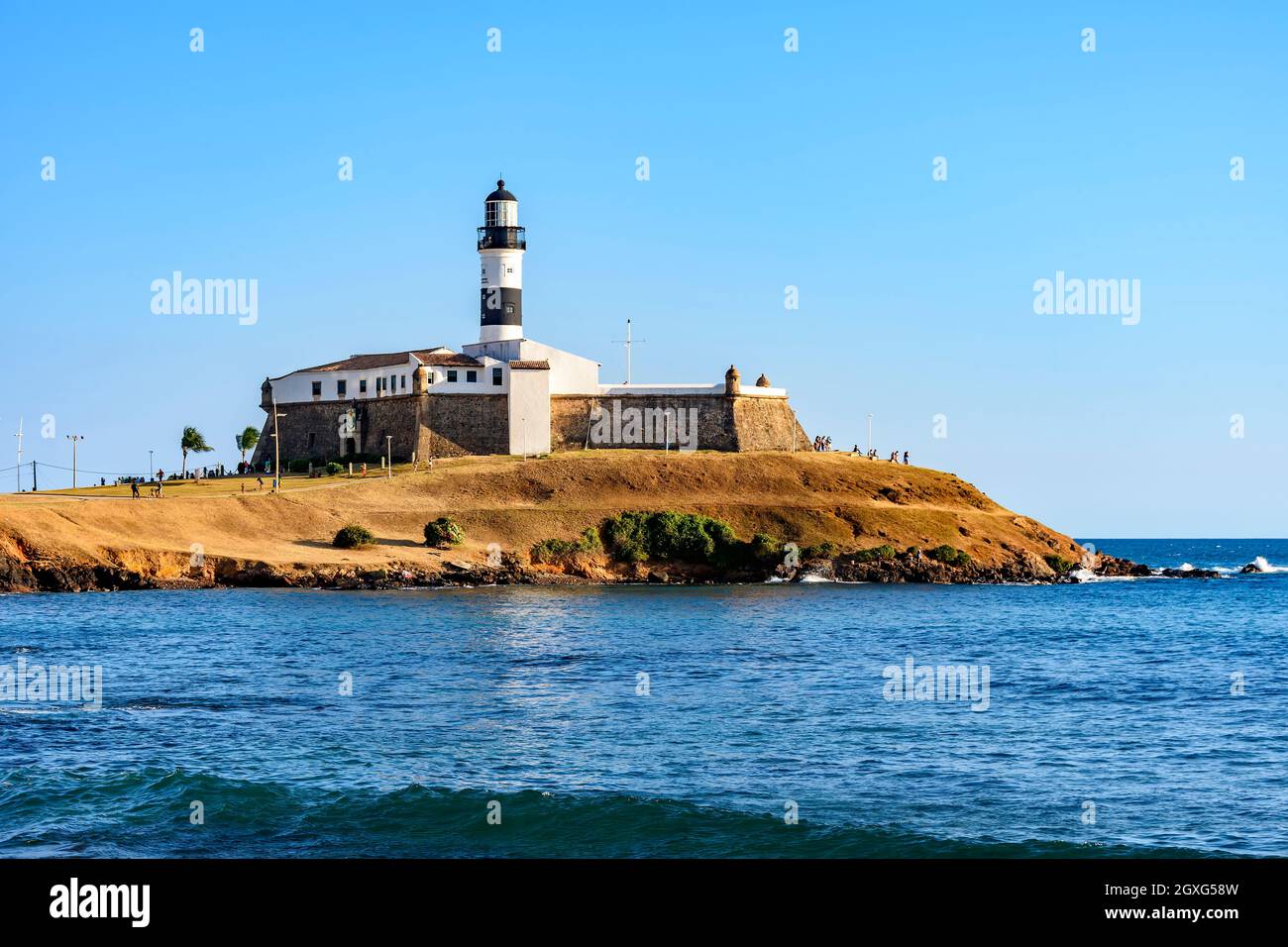 Seitenansicht des Leuchtturms Barra (Farol da Barra) eines der wichtigsten historischen Gebäude und Touristenattraktion in der Stadt Salvador in Bahia, umgeben von Th Stockfoto