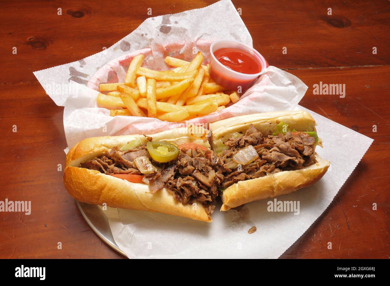 Ein Philly Cheesesteak und eine Horde an Pommes Stockfoto