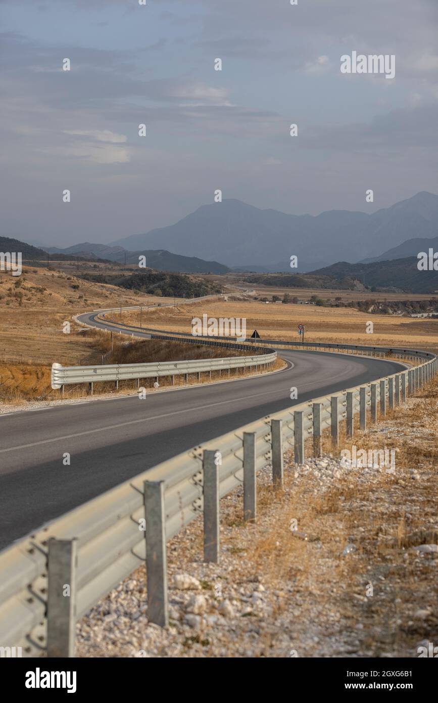 Die Bergstraße des Llogara-Passes (Qafa e Llogarasë) verbindet das Dukat-Tal im Norden mit der albanischen Riviera auf der Südseite, Albanien, dem Balkan. Stockfoto