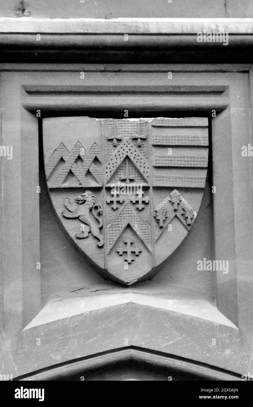 Schnitzarbeiten an der Außenwand eines alten Gebäudes an der Universität Oxford, Großbritannien Stockfoto