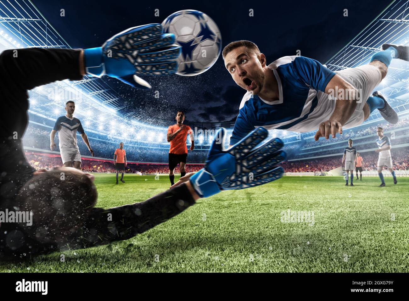 Torhüter den Ball fängt im Stadion während eines Fußballspiels Stockfoto