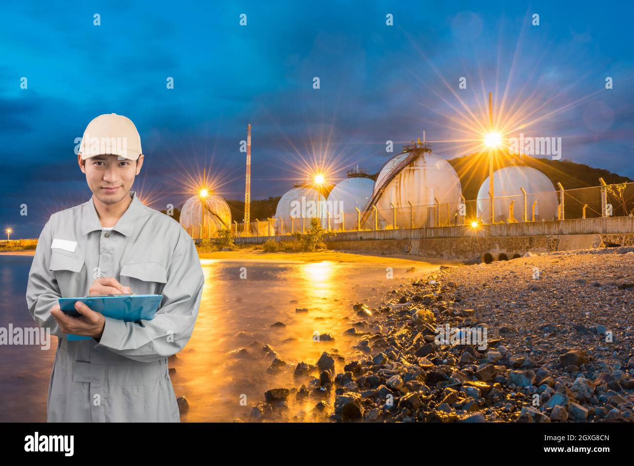 Techniker oder Techniker schreiben ein Buch mit großem Branchenhintergrund Stockfoto