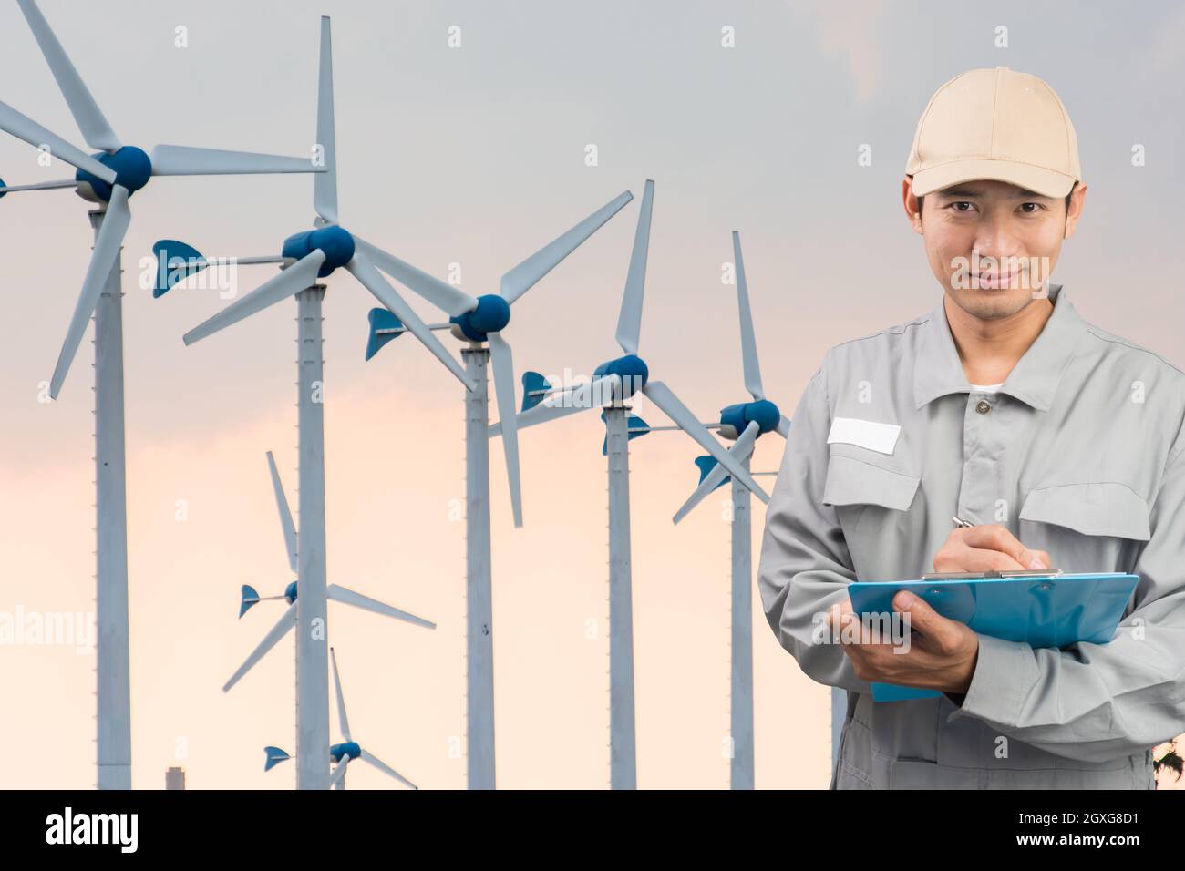Ingenieur oder Techniker schreiben Buch mit „Large Wind Turbine Power“ Senderhintergrund Stockfoto