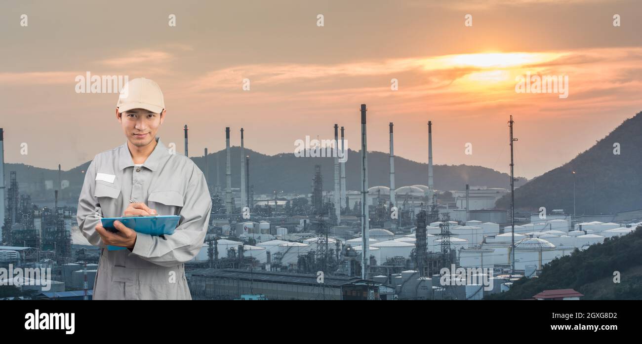 Techniker oder Techniker schreiben ein Buch mit großem Branchenhintergrund Stockfoto
