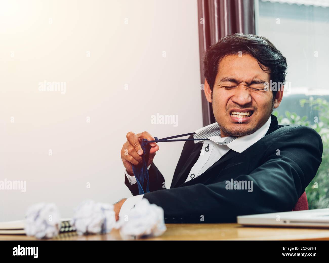 Junge asiatische Geschäftsmann Manager frustriert er hat müde nach Arbeiten Sie lange Stockfoto