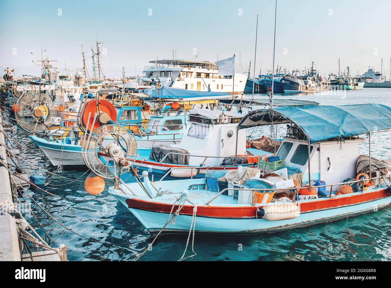 Kleine bunte Fischerboote vertäuten im Hafen Stockfoto